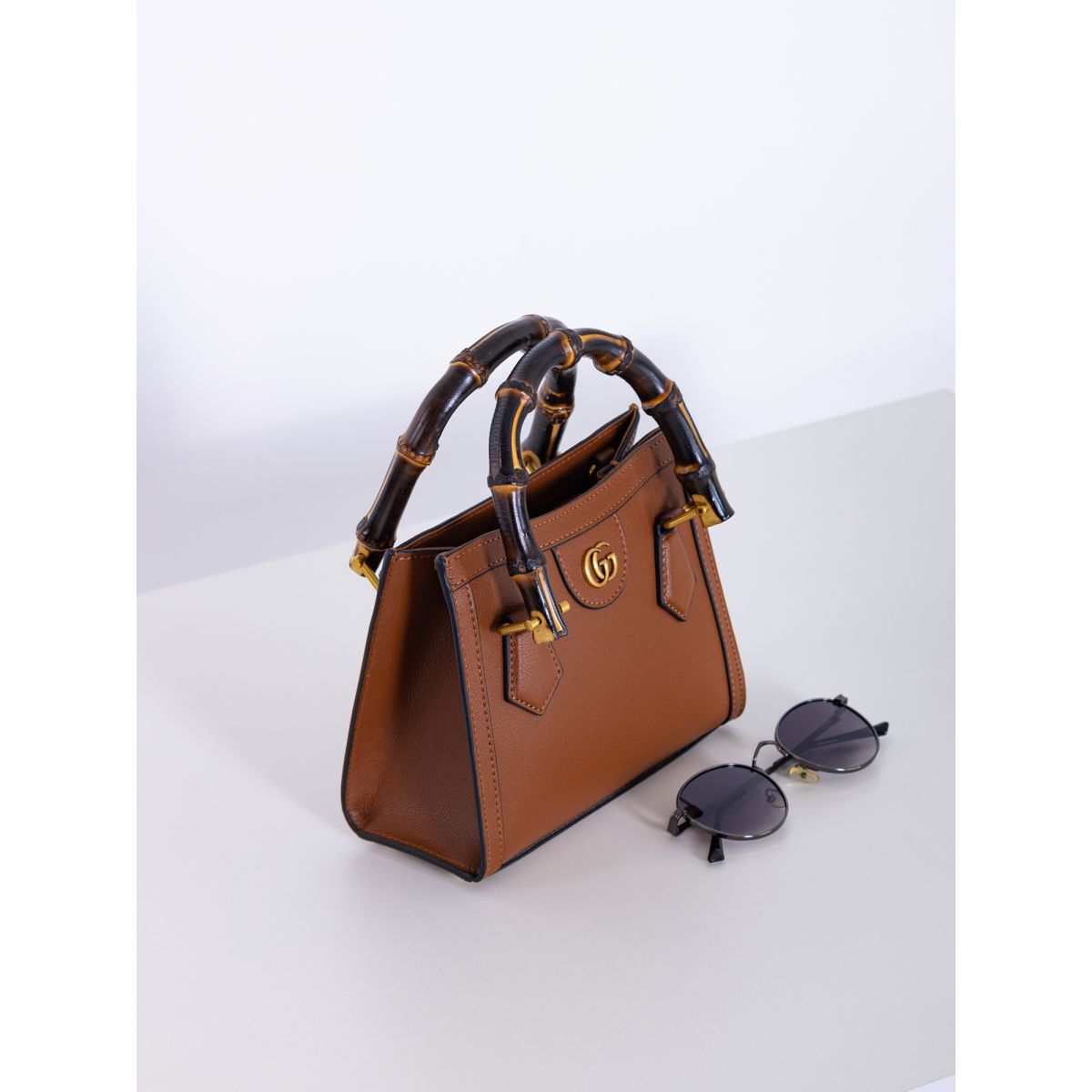 Дамская сумка Gucci DIANA MINI TOTE BAG Дамская сумка Gucci DIANA MINI TOTE BAG